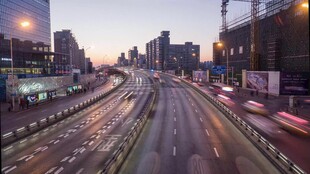 城市黄昏时分的繁忙街道