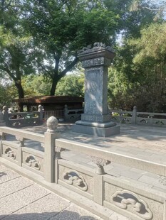 古朴石碑立于园林之中