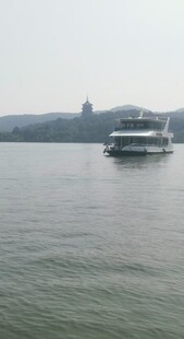 湖面上的豪华游船