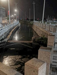 夜晚河畔石桥景象