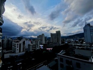 城市上空的多云景致