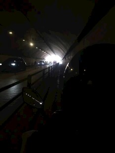 夜晚车内视角的道路景象