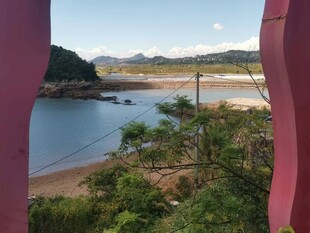 窗外湖景与远山风光