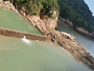 海岸边的石堤与碧绿海水