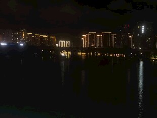 城市夜景湖畔璀璨灯火