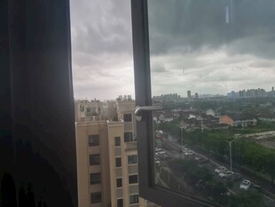 窗外阴沉城市景观