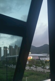 窗外城市景观与远山景色