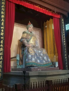 古代帝王塑像端坐华丽宝座