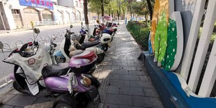 路边停放的多彩电动车