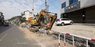 道路施工现场的挖掘机