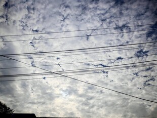 天空中交错的电线与云朵
