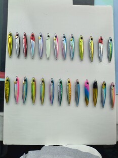 多彩路亚饵整齐排列展示