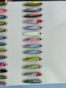 多彩路亚饵整齐排列展示