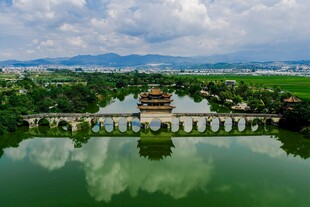 湖光山色中的中式建筑美景