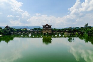 湖光山色中的古典建筑