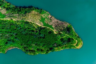 翠绿岛屿与碧蓝海水景观