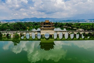 古建倒影于碧水蓝天间