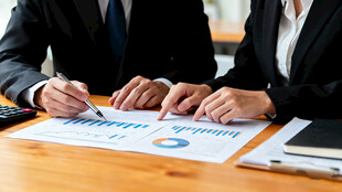 商务人士研讨图表文件