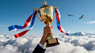 手擎奖杯于云海之上