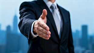 商务人士友好伸手示意