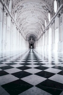 黑白方格长廊中的孤独身影