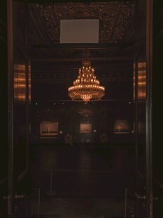 中式厅堂内的华丽吊灯