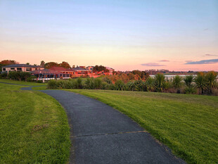 黄昏下的海滨小镇美景