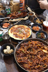 丰盛美味的韩式烤肉聚餐