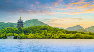 西湖美景中的古塔与山水图片