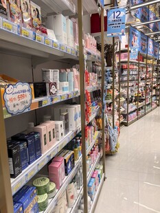 超市内景琳琅满目的货架