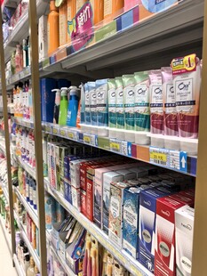 超市货架上琳琅满目的商品