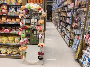 超市内的鲜花装饰陈列架