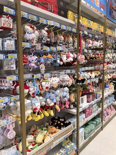 超市货架上琳琅满目的商品