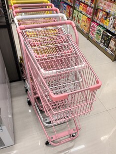 超市内的粉色购物推车