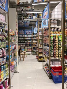 超市内部货架陈列景象