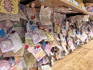 琳琅满目的手工艺品货架