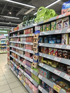 超市货架上琳琅满目的商品