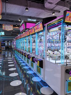 室内抓娃娃机排列场景