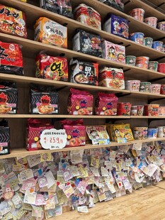 货架上琳琅满目的零食