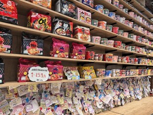 零食货架摆满多样美味零食