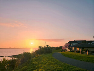 夕阳下的海滨小镇美景