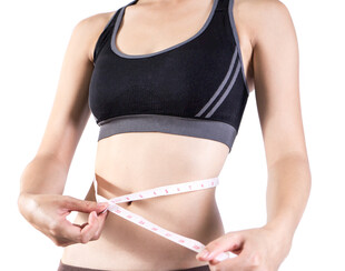 女性量腰围展现健身成果