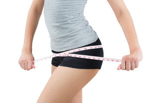 女性测量腰围展现健身成果