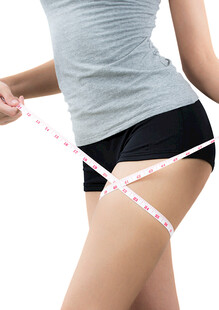 女性测量臀围瞬间