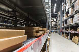 大型仓库内景与堆放货物