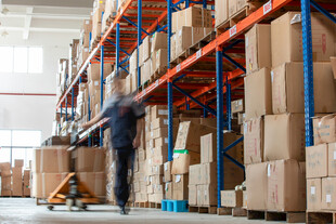 工人在仓库搬运货物