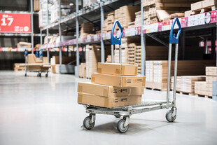 仓库内的货物搬运推车