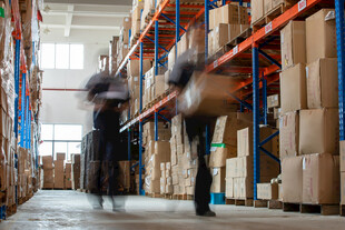 仓库工人忙碌搬运货物