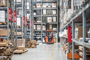 大型仓库内景与仓储设备