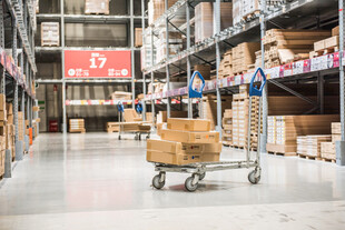 仓库内工人推车搬运货物